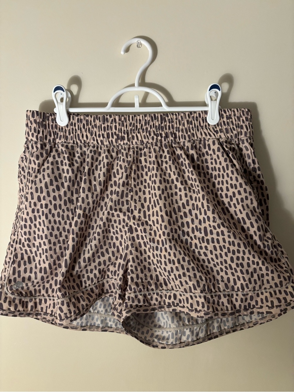 Senita Athletics Beige lucky dot print Athletic Shorts pockets liner size L 3”